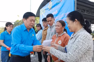  Lãnh đạo Liên đoàn Lao động tỉnh Long An trao tiền hỗ trợ cho công nhân lao động đặc biệt khó khăn bị cắt hợp đồng lao động.