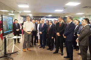 Tổng Bí thư Tô Lâm thăm Trung tâm Công nghệ - Đại học Quốc gia Singapore. (Ảnh TTXVN)