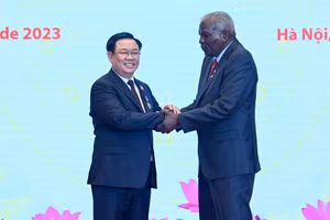 Chủ tịch Quốc hội Cuba Esteban Lazo Hernandez trao tặng Huân chương và chúc mừng Chủ tịch Quốc hội Vương Đình Huệ. (Ảnh Duy Linh) 