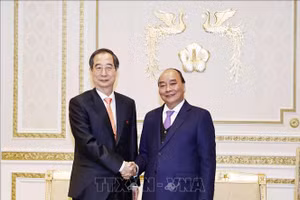 Chủ tịch nước Nguyễn Xuân Phúc hội kiến Thủ tướng Hàn Quốc Han Duck Soo. (Ảnh: TTXVN)