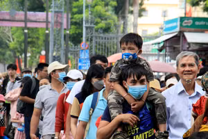 Ngày cuối tuần, đặc biệt hơn là ngày lễ, các gia đình có con em nhỏ thường “chuộng” các địa điểm vui chơi như Thảo Cầm Viên.
