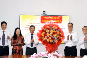 Đồng chí Hồ Thanh Sơn, Phó Bí thư Thường trực Tỉnh ủy Đồng Nai (thứ ba từ trái qua) tặng lẵng hoa chúc mừng Văn phòng đại diện Báo Nhân Dân tại Đồng Nai.
