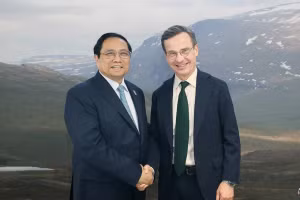 Thủ tướng Phạm Minh Chính gặp Thủ tướng Thụy Điển Ulf Kristersson. (Ảnh:TTXVN)
