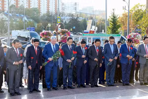 Chủ tịch Quốc hội Trần Thanh Mẫn dâng hoa tại Tượng đài Chủ tịch Hồ Chí Minh ở thủ đô Moskva, Nga. (Ảnh TTXVN)