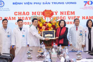  Phó Chủ tịch Quốc hội Nguyễn Thị Thanh thăm và chúc mừng cán bộ, bác sĩ, nhân viên y tế tại Bệnh viện Phụ sản Trung ương. 