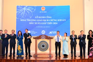 Lễ đánh cồng khai trương giao dịch chứng khoán đầu Xuân Giáp Thìn 2024. (ẢNH: HoSE)