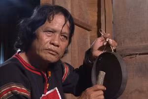 Nghệ nhân Nay Phai đang thử độ ngân khi chỉnh chiêng. (Ảnh: NX)
