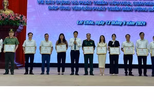Lãnh đạo tỉnh Lai Châu trao Bằng khen cho các tập thể.