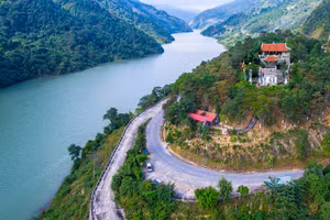 Đến thờ vua Lê Thái Tổ nơi được lắp đặt bảng gắn chíp của dự án "Yêu lắm Việt Nam".