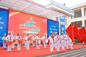 Thiếu nhi Thủ đô hát Quốc ca hưởng ứng Cuộc thi tại buổi lễ.