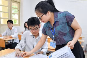 Thí sinh làm thủ tục dự thi tốt nghiệp trung học phổ thông năm 2023 tại Hà Nội. (Ảnh: Thành Đạt)