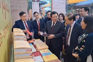Đồng chí Nguyễn Xuân Thắng tham quan gian trưng bày sách.