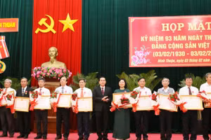 Thừa ủy quyền của Chủ tịch nước, đồng chí Phạm Văn Hậu, Phó Bí thư Thường trực Tỉnh ủy, Chủ tịch Hội đồng nhân dân tỉnh trao Huân chương Lao động hạng Nhì cho các cá nhân tại buổi họp mặt.