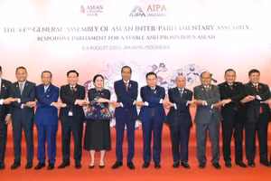 Chủ tịch Quốc hội Vương Đình Huệ và Tổng thống Indonesia Joko Widodo, Chủ tịch Hạ viện Indonesia, Chủ tịch AIPA 2023 Puan Maharani cùng đại biểu chụp ảnh lưu niệm. (Ảnh: Doãn Tấn/TTXVN)