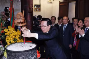 Chủ tịch nước Võ Văn Thưởng dâng hương tưởng niệm Đức vua An Dương Vương tại Di tích quốc gia đặc biệt Cổ Loa. (Ảnh: Thống Nhất - TTXVN) 
