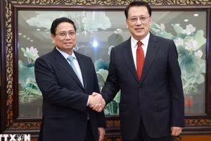 Thủ tướng Phạm Minh Chính gặp Bí thư Thành ủy Trùng Khánh Viên Gia Quân. (Ảnh: Dương Giang/TTXVN)