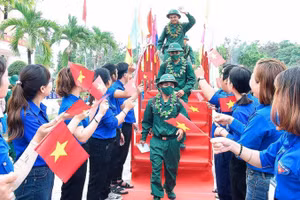 Các tân binh tại thị xã Ayun Pa (Gia Lai) phấn khởi lên đường nhập ngũ.