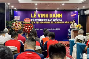 Bà Lê Thị Hoàng Yến, Tổng cục phó Thể dục-Thể thao phát biểu tại buổi lễ. 