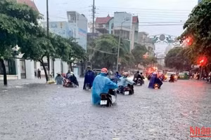 Từ sáng sớm, người dân Nam Định đã phải lội nước để đi làm.