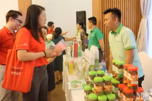 Chủ thể OCOP giới thiệu sản phẩm OCOP mủ trôm Ninh Thuận, kỳ vọng sớm được đưa hàng vào tiêu thụ tại hệ thống siêu thị GO!, Big C của Central Retail.