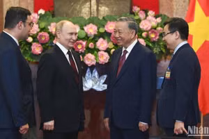 Chủ tịch nước Tô Lâm và Tổng thống Liên bang Nga Vladimir Putin trao đổi trước buổi hội đàm.