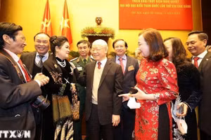 Tổng Bí thư Nguyễn Phú Trọng với đại biểu dự Hội nghị Văn hóa toàn quốc triển khai thực hiện Nghị quyết Đại hội Đại biểu toàn quốc lần thứ XIII của Đảng (Hà Nội, 24/11/2021). (Ảnh: Trí Dũng/TTXVN)