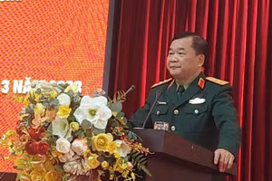 Thượng tướng Hoàng Xuân Chiến, Ủy viên Trung ương Đảng, Thứ trưởng Quốc phòng trình bày chuyên đề tại Hội nghị.