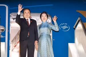 Lễ tiễn Chủ tịch Quốc hội Trần Thanh Mẫn và Phu nhân tại sân bay quốc tế I. Karimov Tashkent, thủ đô Tashkent, Cộng hòa Uzbekistan. (Ảnh: Doãn Tấn/TTXVN)