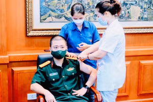Tiêm vaccine mũi 3, mũi 4 cho cán bộ, chiến sĩ lực lượng vũ trang tại các điểm tiêm chủng lưu động.