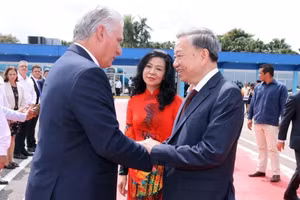 Bí thư thứ nhất Đảng Cộng sản Cuba, Chủ tịch Cuba Miguel Diaz Canel Bermudez tiễn Tổng Bí thư, Chủ tịch nước Tô Lâm và phu nhân tại Sân bay quốc tế Jose Marti ở Thủ đô La Habana, trưa 27/9/2024 (giờ địa phương). (Ảnh: Lâm Khánh/TTXVN)