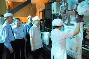 Tổng Bí thư Nguyễn Phú Trọng thăm Nhà máy đường của Công ty cổ phần đường Kon Tum. (Ảnh: TTXVN)