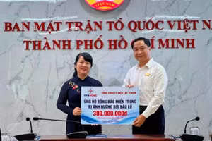 Đại diện Tổng Công ty Điện lực Thành phố Hồ Chí Minh trao 300 triệu đồng ủng hộ đồng bào miền trung gặp khó khăn do cơn bão số 4 gây ra.