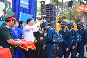 Chủ tịch Ủy ban nhân dân tỉnh Long An Nguyễn Văn Út trao hoa cho tân binh huyện Đức Hòa lên đường nhập ngũ.