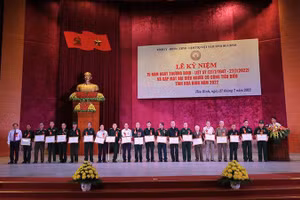 Tặng Bằng khen cho 20 đại biểu người có công đã có nhiều nỗ lực, khắc phục khó khăn, vươn lên trong cuộc sống.