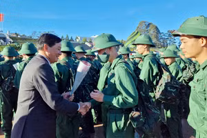 Bí thư Tỉnh ủy Lâm Đồng Trần Đức Quận động viên tân binh trước giờ lên đường làm nhiệm vụ xây dựng và bảo vệ Tổ quốc.