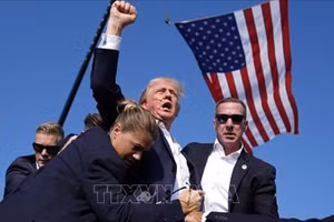 Ông Donald Trump được mật vụ Mỹ hộ tống khỏi sân khấu của sự kiện vận động tranh cử tại bang Pennsylvania sau khi xảy ra vụ nổ súng, ngày 13/7/2024. (Ảnh: AP/TTXVN)