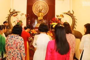 Thành kính dâng hương tưởng nhớ Chủ tịch Hồ Chí Minh vĩ đại (Ảnh: NGUYỄN HIỆP)