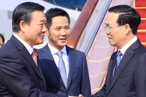 Bộ trưởng Nhà ở và Xây dựng đô thị, nông thôn Trung Quốc Nghê Hồng đón Chủ tịch nước Võ Văn Thưởng tại Sân bay Bắc Kinh. (Ảnh: TTXVN)