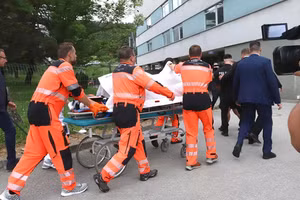 Thủ tướng Slovakia Robert Fico được đưa tới bệnh viện ở Banska Bystrica. (Nguồn: AP/TTXVN)
