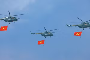 Phần trình diễn của trực thăng mang cờ Đảng, cờ Tổ quốc tại Lễ kỷ niệm 70 năm Chiến thắng Điện Biên Phủ. (Ảnh: TTXVN)