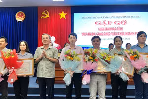 Đồng chí Bí thư Tỉnh ủy Bạc Liêu Lữ Văn Hùng tặng bằng khen và hoa cho những thầy thuốc xuất sắc trong tỉnh. (Ảnh: TRỌNG DUY)