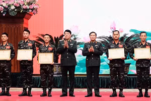 Đại tướng Lương Cường, Thượng tướng Nguyễn Tân Cương (thứ 4 và 5 lần lượt từ trái qua) trao Bằng khen của Bộ trưởng Quốc phòng tặng các sĩ quan, chiến sĩ xuất sắc trong thực hiện nhiệm vụ tham gia hỗ trợ nhân đạo, cứu trợ thảm họa động đất tại Thổ Nhĩ Kỳ.