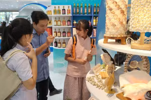 Các đại biểu tham quan gian hàng trưng bày sản phẩm OCOP, sản phẩm đặc trưng tỉnh Bà Rịa-Vũng Tàu.