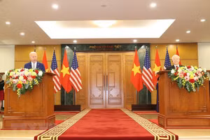 Tổng Bí thư Nguyễn Phú Trọng và Tổng thống Hoa Kỳ Joe Biden tại cuộc họp báo chung. (Ảnh: Trí Dũng/TTXVN)