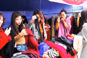 Gian hàng không lợi nhuận hỗ trợ người lao động sắm Tết tại khu công nghiệp Bắc Thăng Long. Ảnh: BẮC SƠN