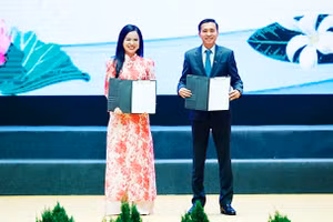 Bà Nguyễn Thị Thanh Bình, Chủ tịch HĐQT Công ty TNHH MTV Điện gió Savan 1 và ông Phạm Như Ánh, Tổng Giám đốc Ngân hàng TMCP Quân đội (MB) trao Thỏa thuận thu xếp vốn cho Dự án điện gió Savan 1. Ảnh: NHẬT BẮC/VGP