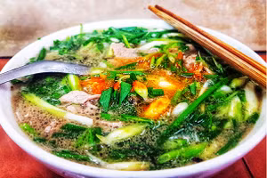 Bát tái lăn nhiều hành của phở Thìn (Lò Đúc).