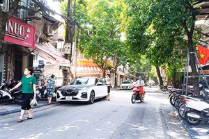 Tình trạng lấn chiếm vỉa hè, hành lang người đi bộ vẫn diễn ra ở nhiều nơi trên địa bàn thành phố.