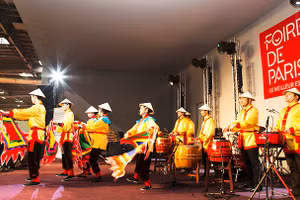 Múa cờ dân tộc tại hội chợ Paris.
