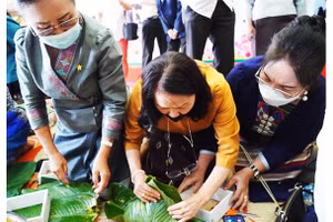 Hoạt động gói bánh chưng của các cựu lưu học sinh Lào học tập tại Việt Nam. Ảnh: VOV
